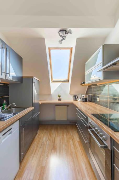 Modern Colonial Style, Central, Rooftop, Bbq Вена Экстерьер фото